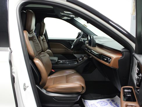 Used 2022 Lincoln Aviator Grand Touring w/ Equipment Group 301A AWD/4WD image 17