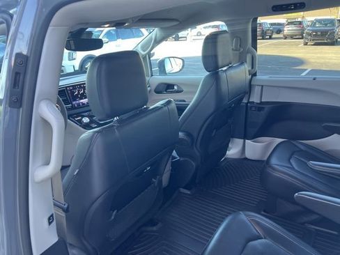 Used 2022 Chrysler Pacifica Touring-L image 17