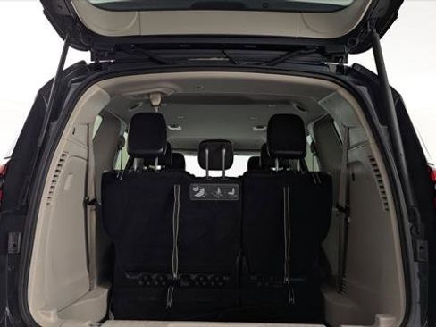 Used 2021 Chrysler Pacifica Touring-L image 17