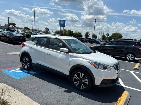 Used 2018 Nissan Kicks SV FWD image 3