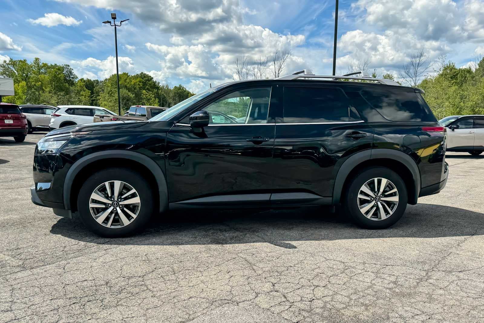 Certified 2024 Nissan Pathfinder SL w/ Black Appearance Package AWD/4WD image 6