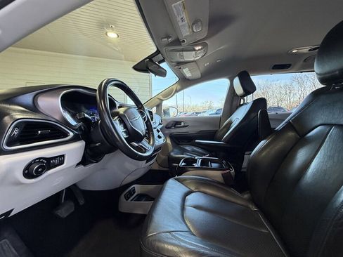Used 2018 Chrysler Pacifica Touring-L FWD image 12