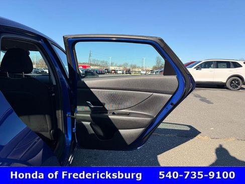 Used 2023 Hyundai Elantra SE w/ Preferred Accessory Package image 29