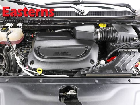 Used 2023 Chrysler Pacifica Touring-L FWD image 7