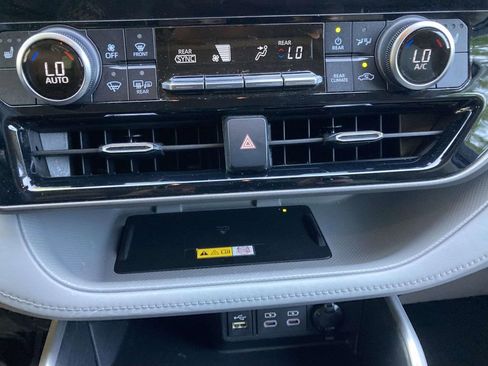 Used 2023 Toyota Highlander XLE image 16