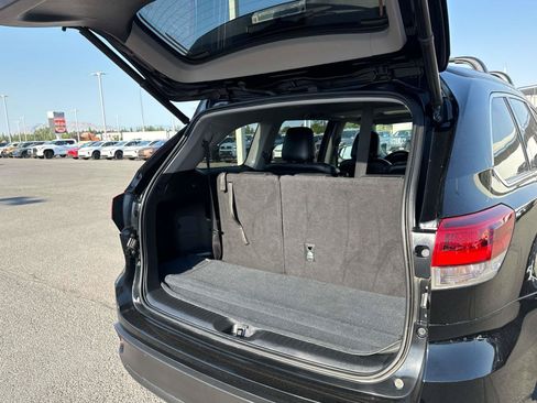 Used 2018 Toyota Highlander SE w/ Carpet Mat Package (TMS) AWD/4WD image 17