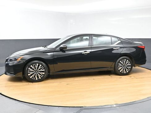 Used 2025 Nissan Altima 2.5 SV FWD image 37
