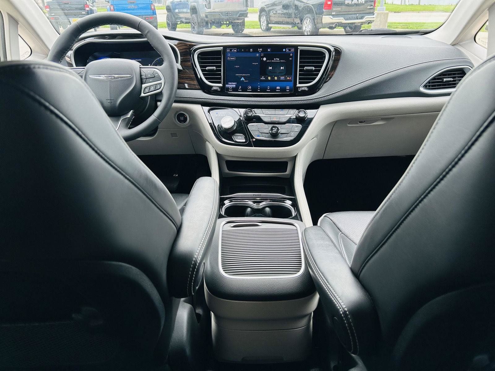 Used 2023 Chrysler Pacifica Limited FWD image 29