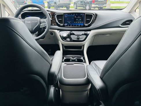 Used 2023 Chrysler Pacifica Limited FWD image 29