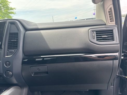 Used 2024 Nissan Titan SV w/ SV Convenience Package RWD image 18