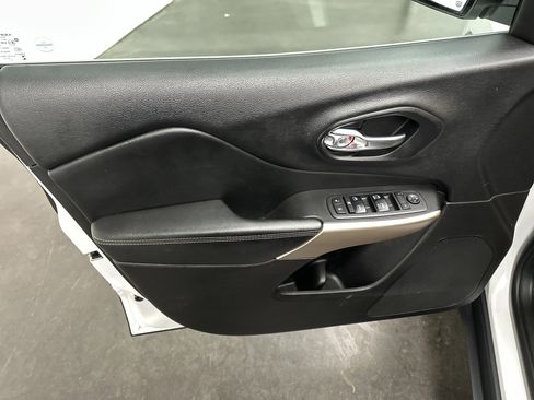 Used 2018 Jeep Cherokee Limited image 21