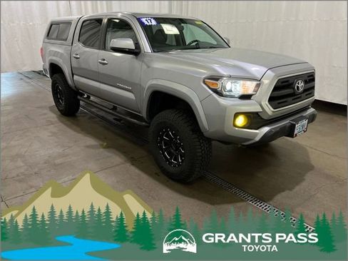 Used 2017 Toyota Tacoma SR5 AWD/4WD image 1