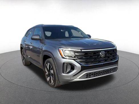 Used 2025 Volkswagen Atlas Cross Sport SE image 3