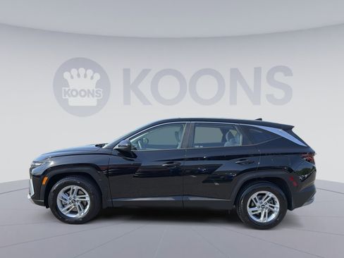 Used 2025 Hyundai Tucson SE FWD image 2