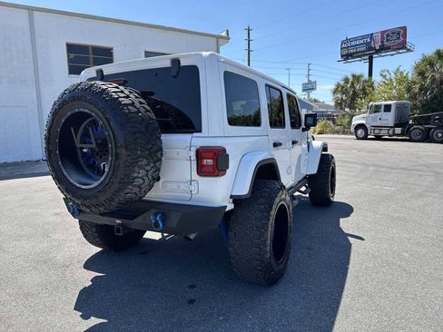 Used 2018 Jeep Wrangler Unlimited Sahara AWD/4WD image 6