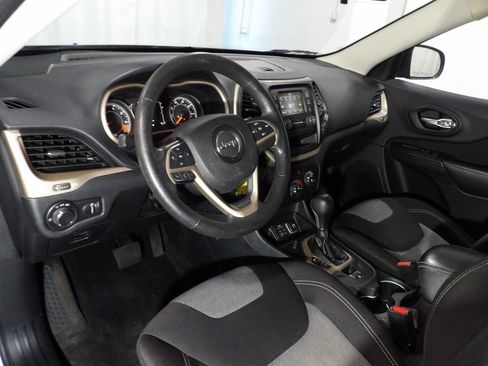 Used 2015 Jeep Cherokee Sport image 10