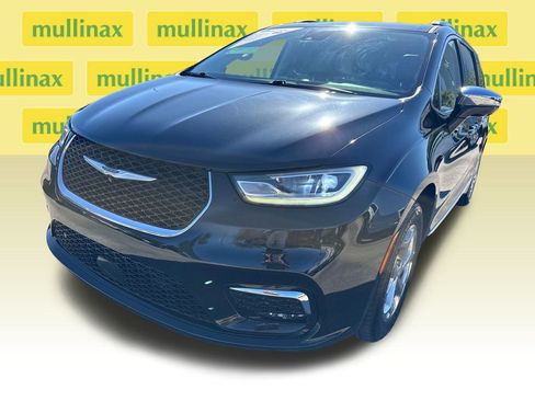 Used 2021 Chrysler Pacifica Limited w/ Uconnect Theater Family Group image 11