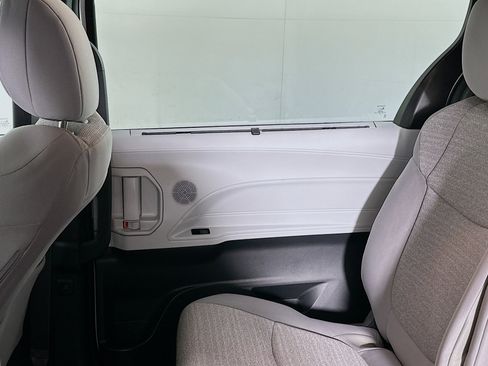 Used 2025 Toyota Sienna LE image 31