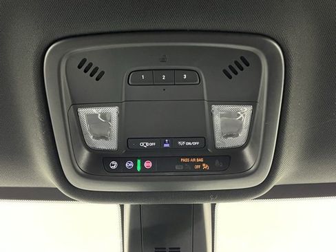 Used 2022 Chevrolet Traverse LT image 19