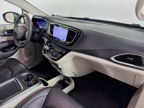 Used 2023 Chrysler Pacifica Touring-L image 37