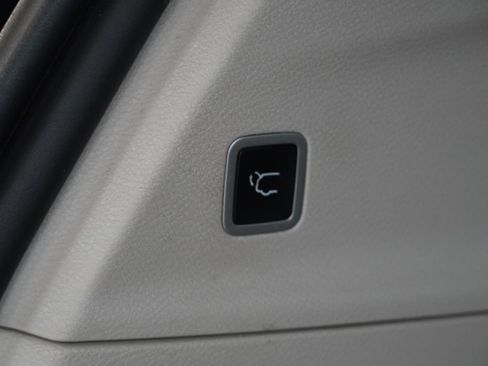 Used 2020 Chrysler Pacifica Limited FWD image 12