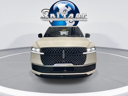 Used 2025 Lincoln Navigator L Reserve image 3