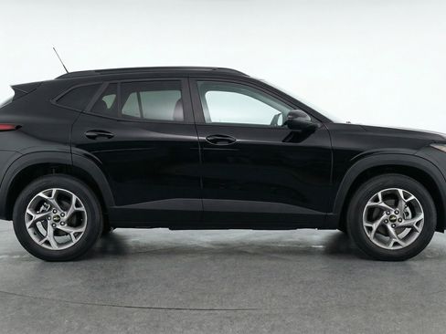 Used 2025 Chevrolet Trax LT image 11