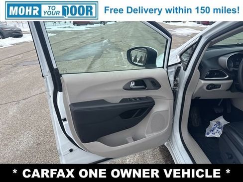 Used 2023 Chrysler Pacifica Touring-L image 10