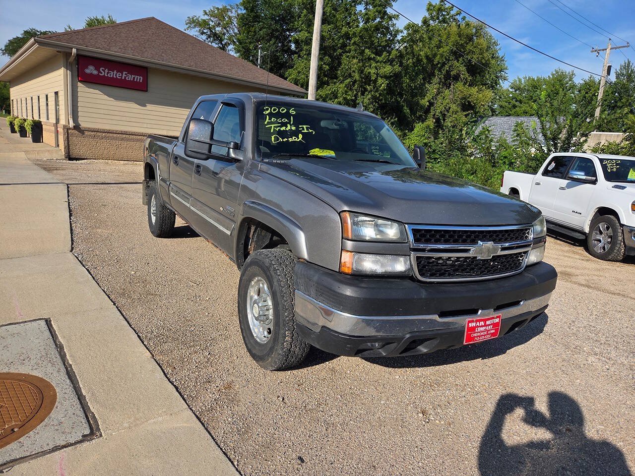 Used 2006 Chevrolet Silverado 2500 LT w/ Heavy-Duty Power Package AWD/4WD image 2