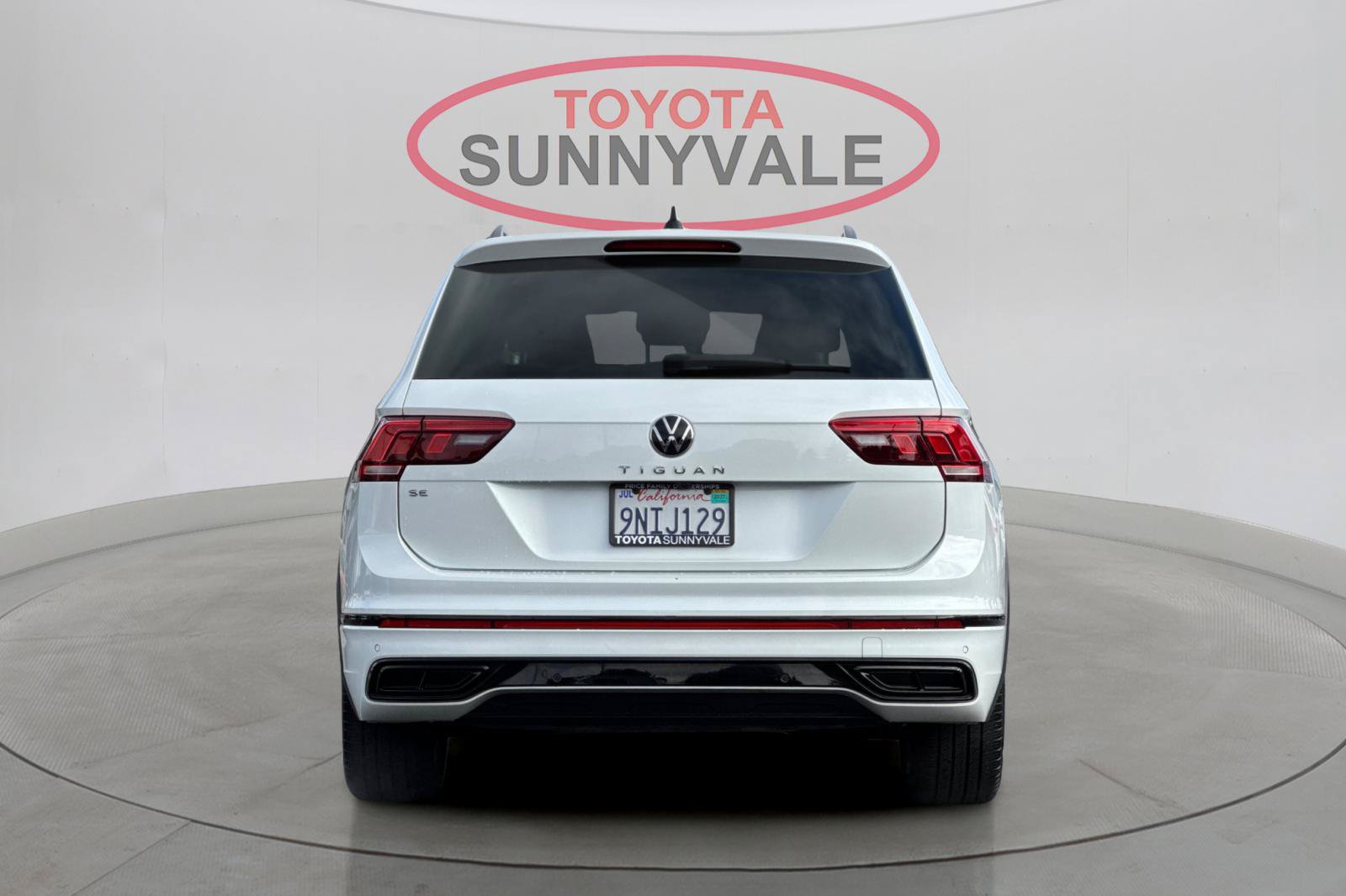 Used 2024 Volkswagen Tiguan SE R-Line FWD image 8