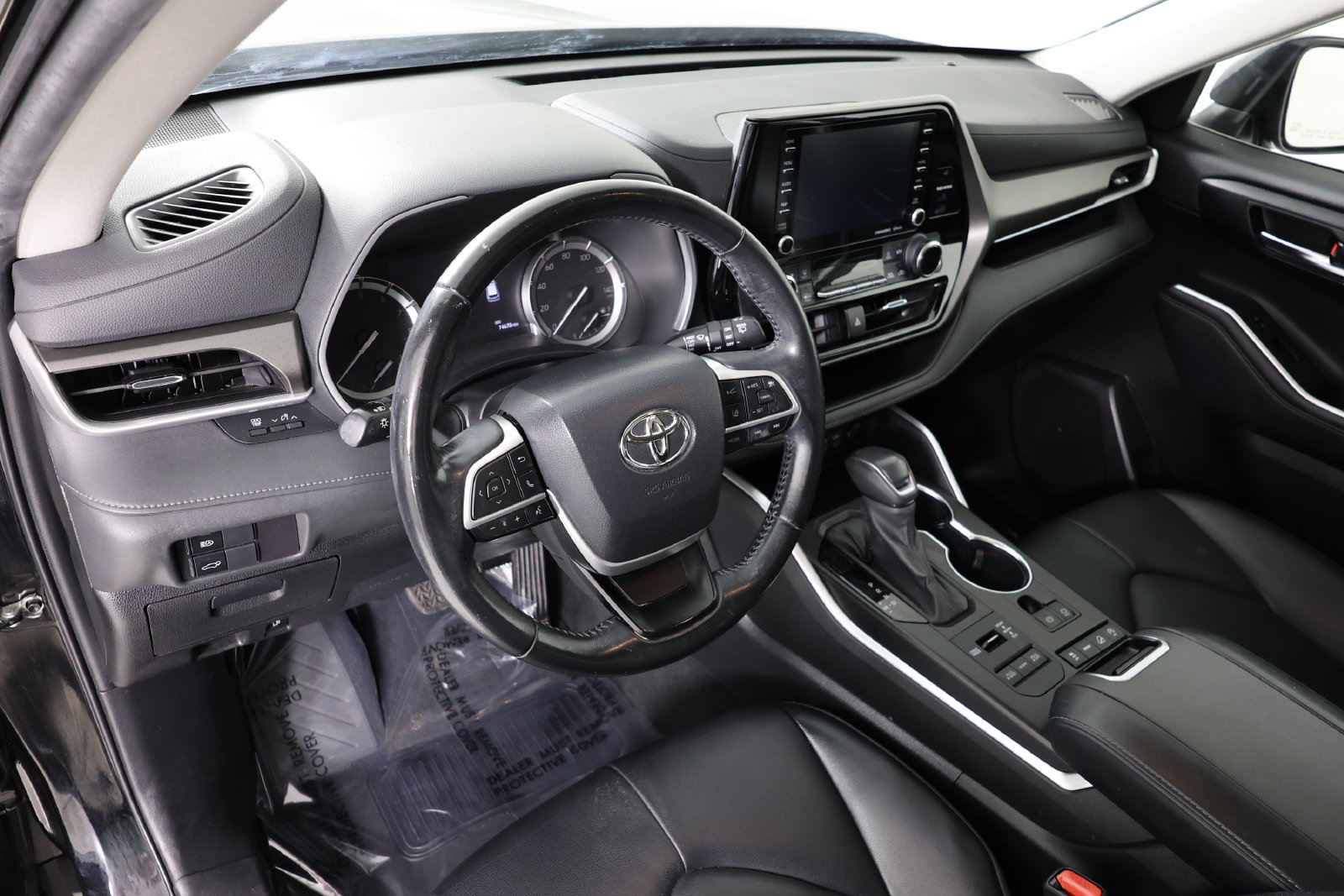 Used 2022 Toyota Highlander XLE AWD/4WD image 22