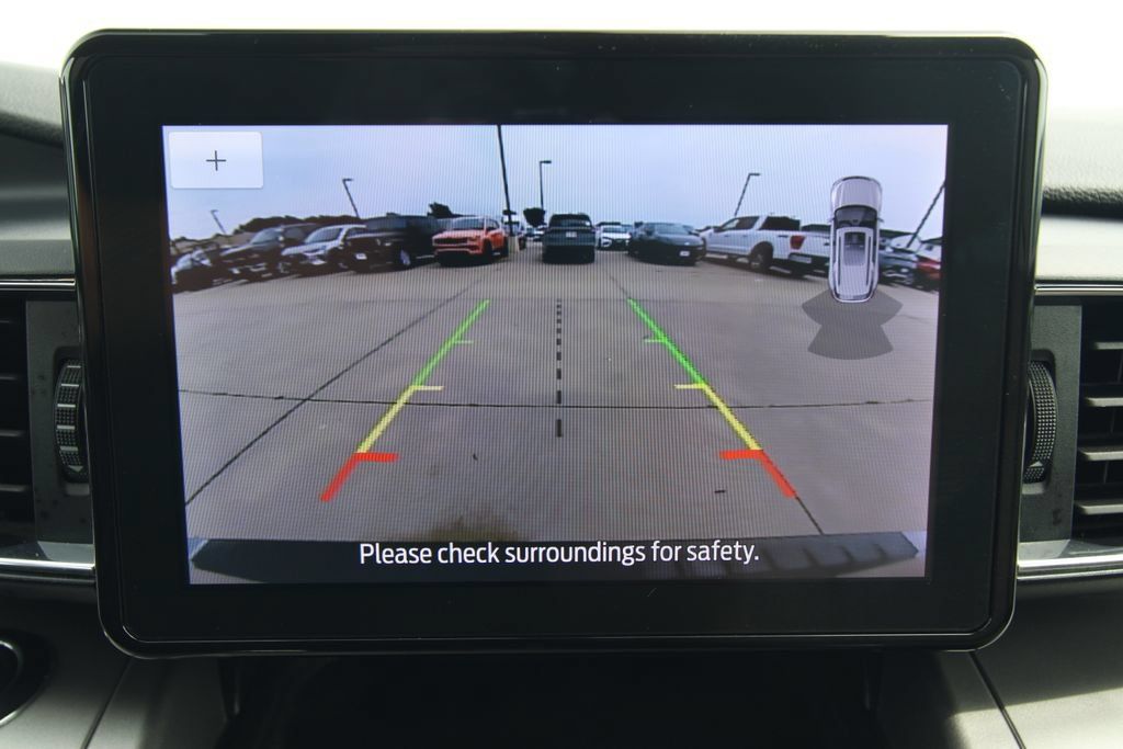 Used 2022 Ford Explorer XLT w/ Equipment Group 202A AWD/4WD image 12