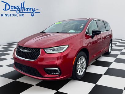 Used 2025 Chrysler Pacifica Select