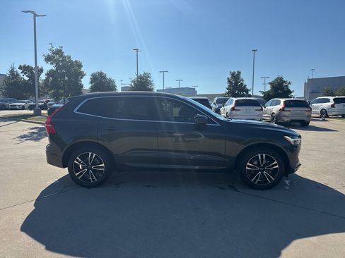 Used 2021 Volvo XC60 T5 Momentum w/ Premium Package image 4