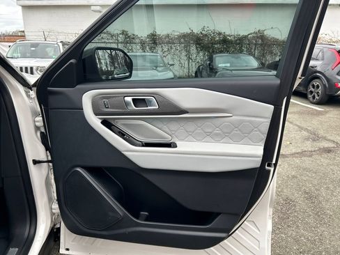 Used 2025 Ford Explorer Platinum w/ Ultimate Package image 32