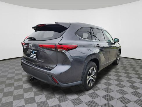 Used 2020 Toyota Highlander XLE AWD/4WD image 4