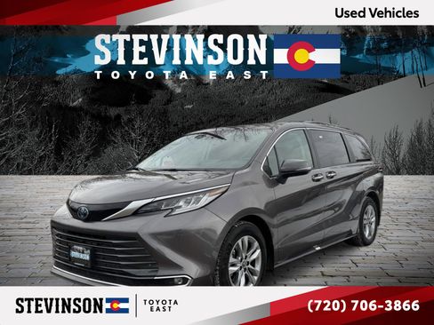 Used 2023 Toyota Sienna Limited image 1