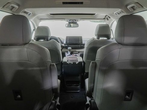 Used 2022 Toyota Sienna XLE AWD/4WD image 12