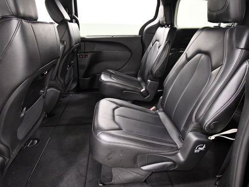 Used 2025 Chrysler Pacifica Select FWD image 16
