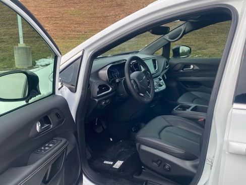 New 2026 Chrysler Pacifica Select image 15