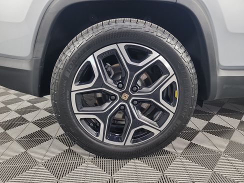 Used 2025 Rivian R1S Adventure Dual AWD/4WD image 12