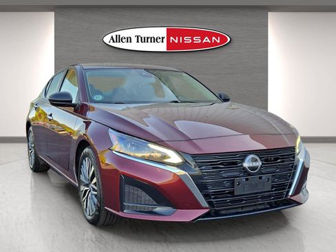 Used 2024 Nissan Altima 2.5 SV FWD image 2