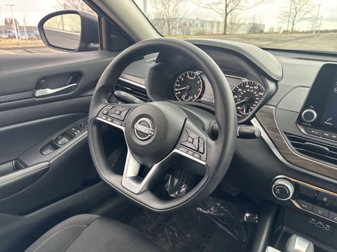 Used 2024 Nissan Altima 2.5 SV FWD image 19