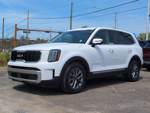 Certified 2023 Kia Telluride LX image 2