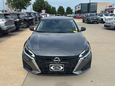 Used 2025 Nissan Altima 2.5 SV FWD image 2