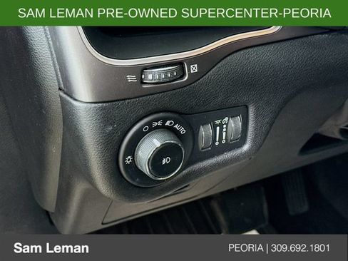Used 2019 Jeep Cherokee Latitude Plus w/ Cold Weather Group AWD/4WD image 10