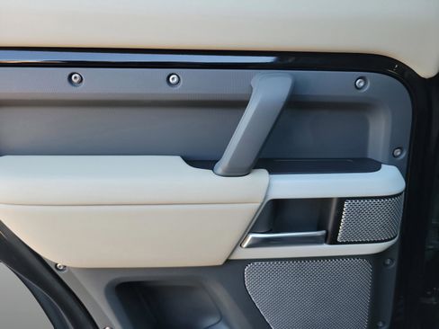 Used 2024 Land Rover Defender 130 S image 23