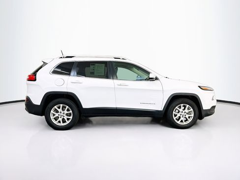 Used 2018 Jeep Cherokee Latitude Plus w/ Cold Weather Group AWD/4WD image 10