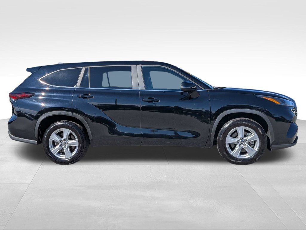 Used 2025 Toyota Highlander LE FWD image 3