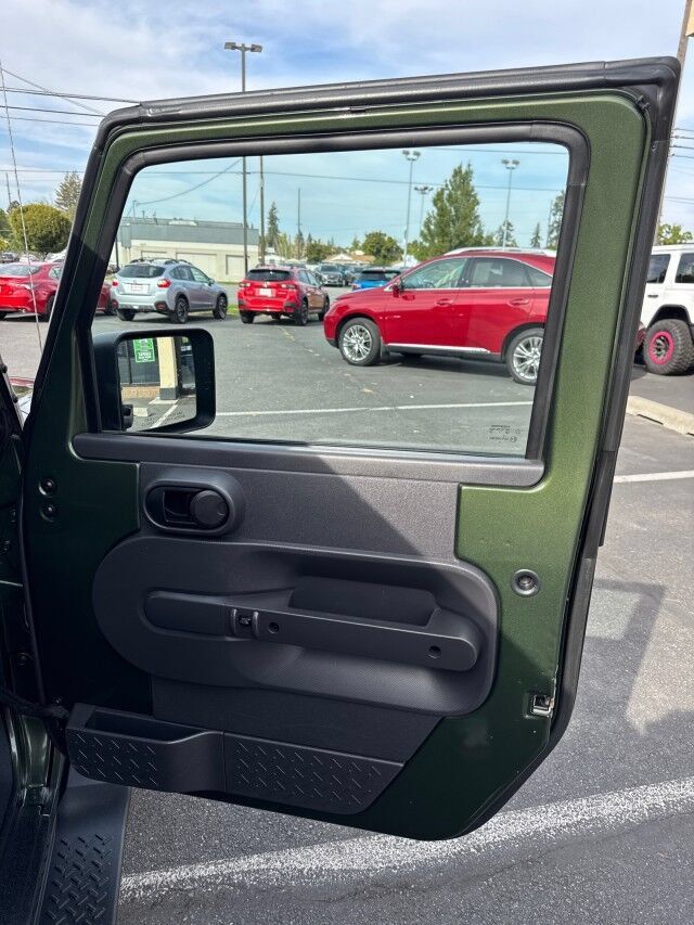 Used 2007 Jeep Wrangler Unlimited Sahara AWD/4WD image 17